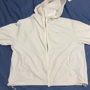 Pure white long-sleeved hooded sunscreen coat